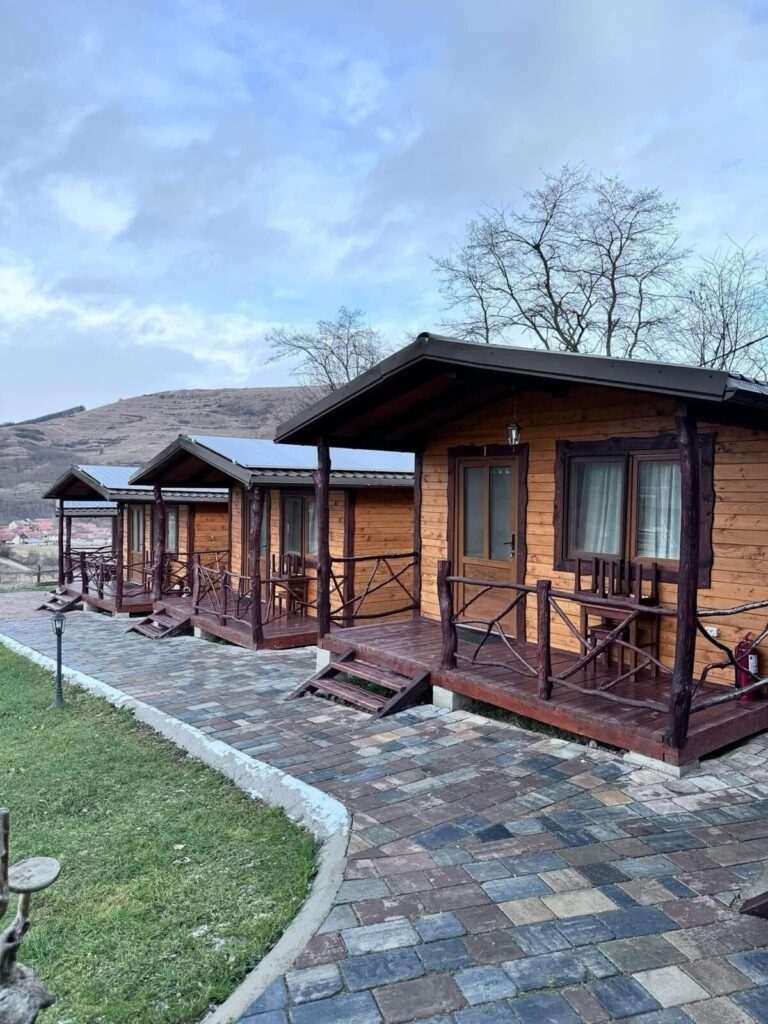 TOP erdélyi wellness szállások – dézsafürdő és jacuzzi a hegycsúcsok ölelésében