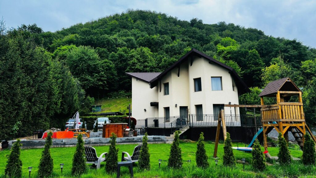 TOP erdélyi wellness szállások – dézsafürdő és jacuzzi a hegycsúcsok ölelésében