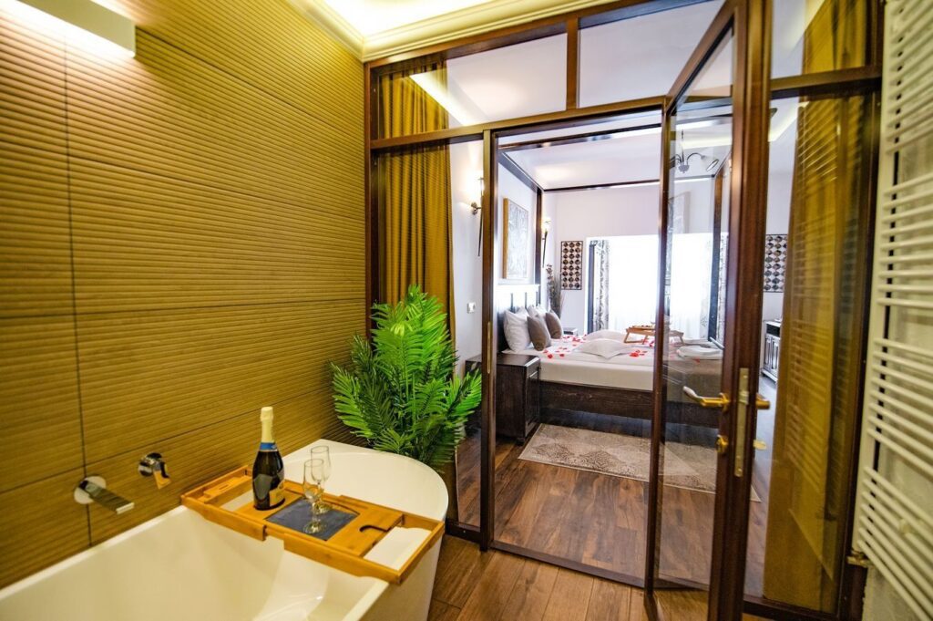 TOP erdélyi wellness szállások – dézsafürdő és jacuzzi a hegycsúcsok ölelésében