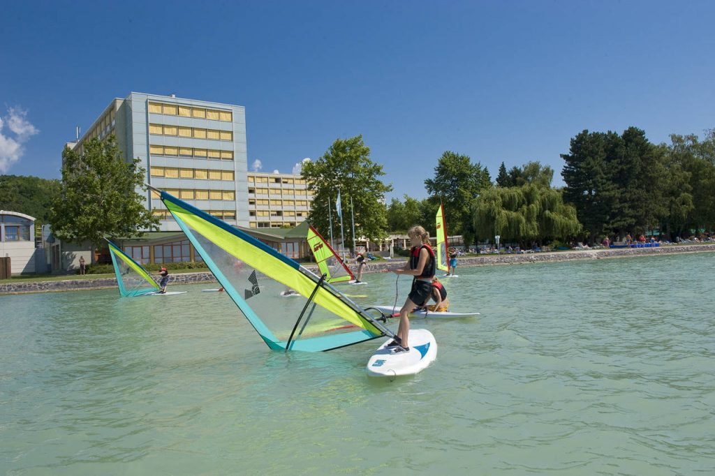 Vigyázz, kész, Balaton! – Ezért telitalálat a privát strandos Hotel Club Tihany