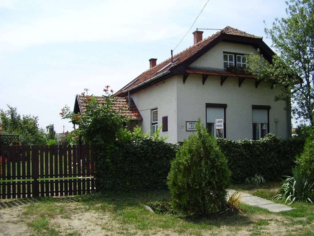 Úszófalu Abádszalókon – Ezért kihagyhatatlanok a cölöpökön álló úszó házak a Tisza-tónál