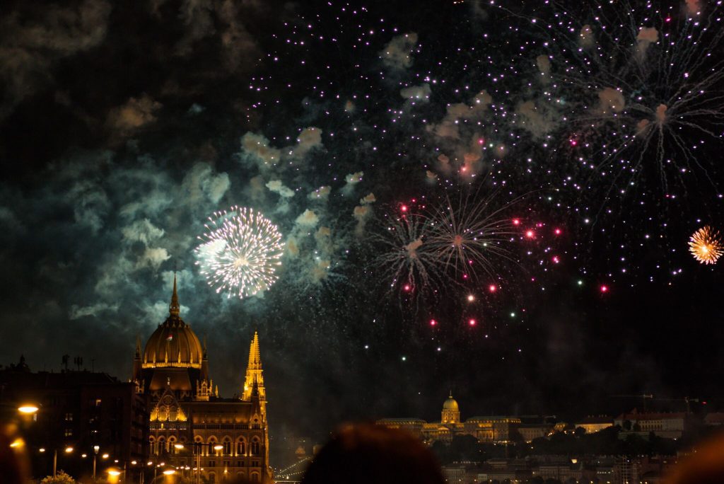 Tűzijáték, esőcirkusz és tükörlabirintus – TOP gyerekbarát programok augusztus 20-án Budapesten 