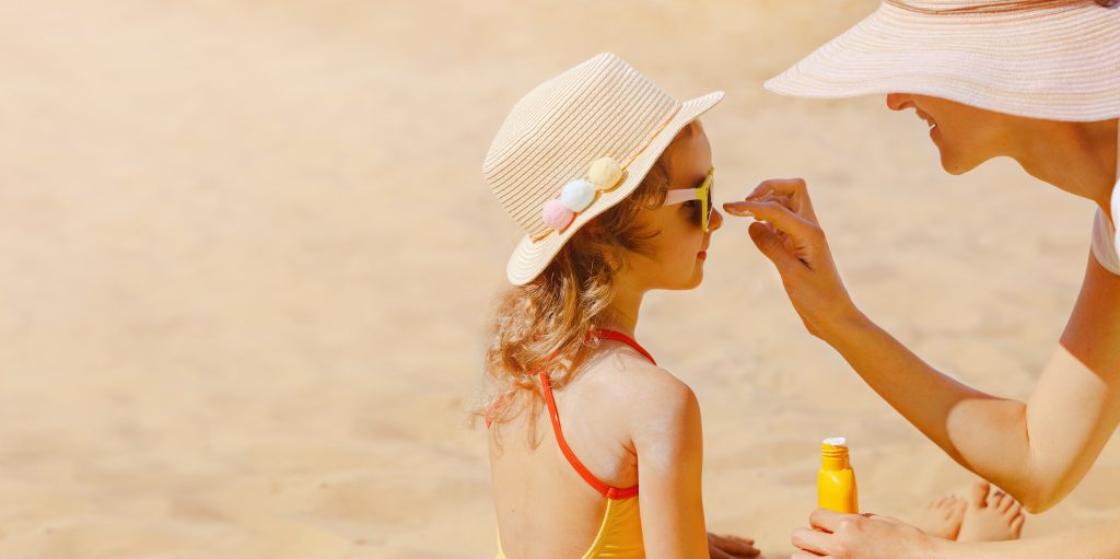Hogyan, mennyit, hányszor? – így használj naptejet, ha a bőrödre is vigyázni akarsz a tengerparton (+ videó) 