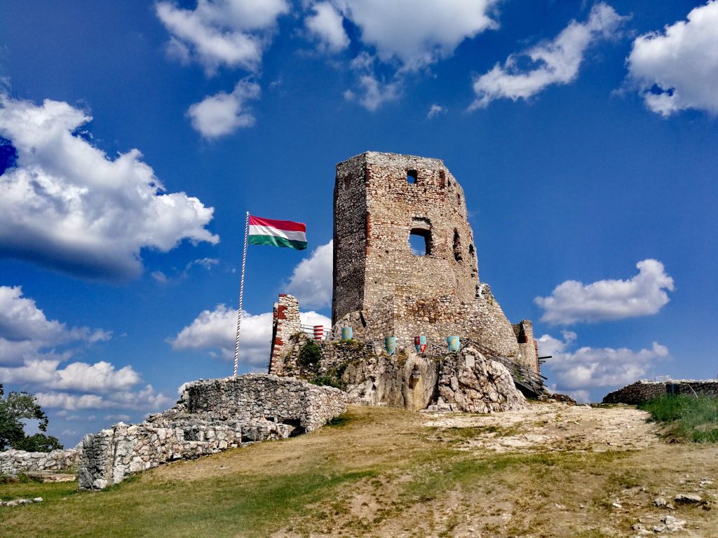 Cseszneki vár: Varázslatos sziklavár a Bakony panorámájával (+ szállásajánló)