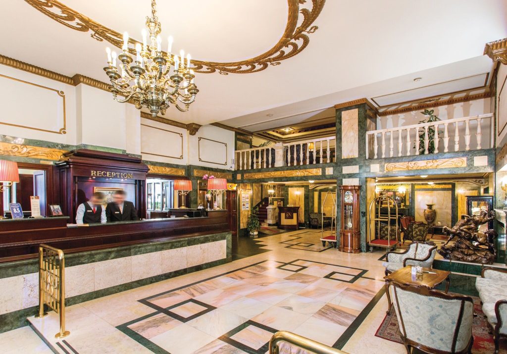 Fényűző szobák és kalandos történelem  –  Vár a Hotel Astoria, Budapest egyik kincse