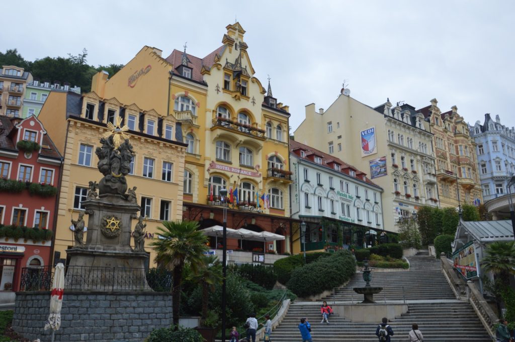 TOP 7 látnivaló Karlovy Varyban a fürdőkön túl szállástippekkel