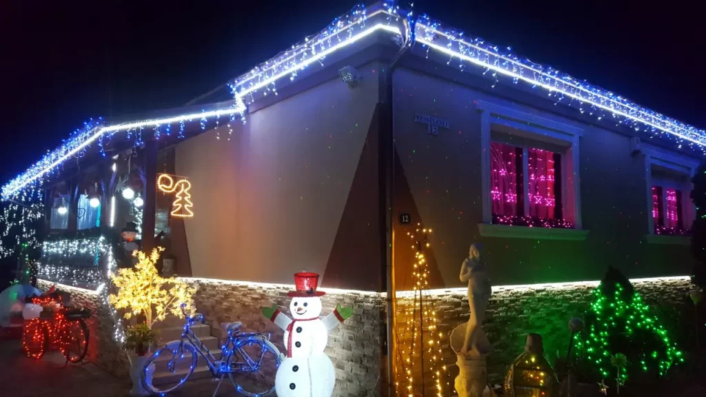 Eta néni dabasi karácsonyháza – Idén is tengernyi fény díszíti a mesebeli otthont