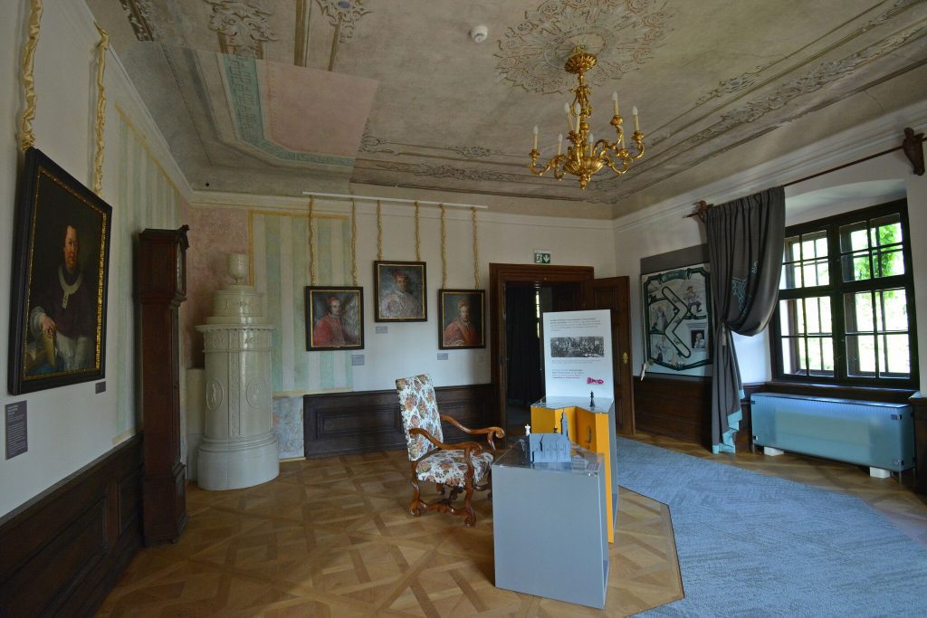 Mennyei kiállítás a Sümegi vár tövében: játékos felfedezés a Püspöki Palotában