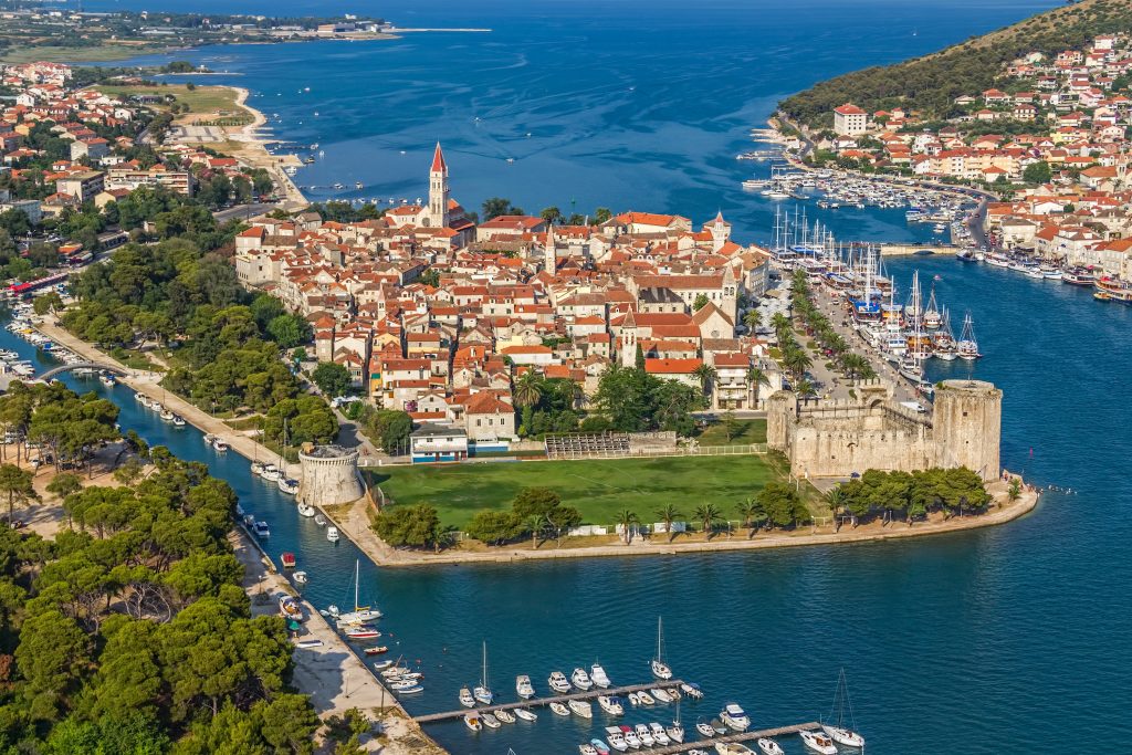 Elbűvölő tengerparti óvárosok és csodás fürdőhelyek‒ Közép-Dalmácia kihagyhatatlan látnivalói