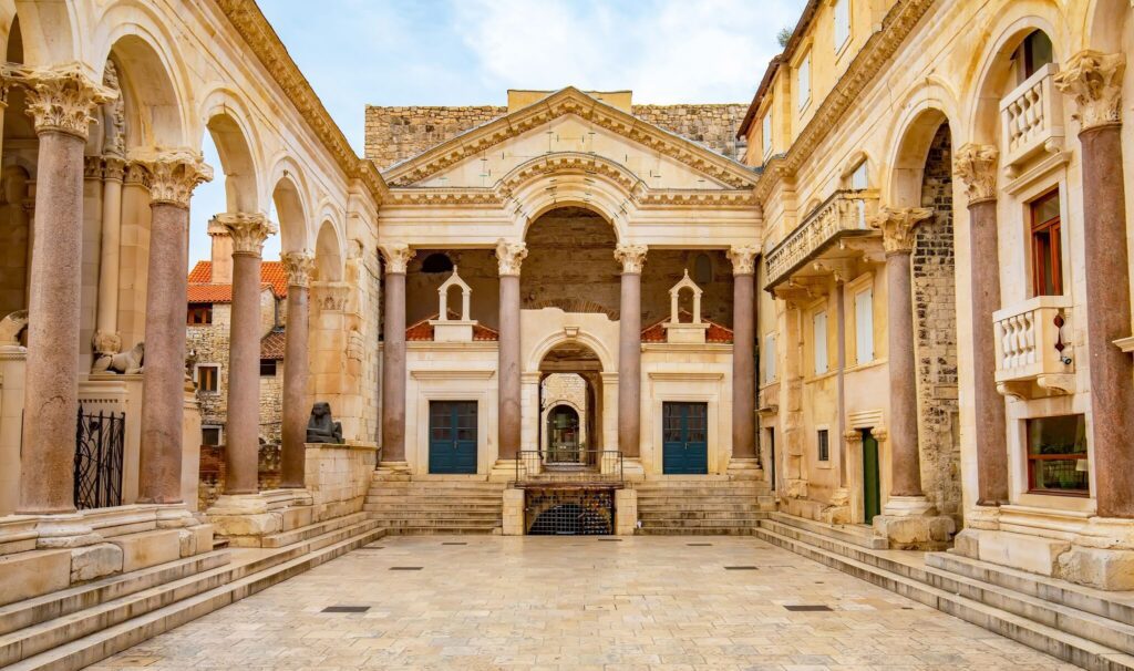 Elbűvölő tengerparti óvárosok és csodás fürdőhelyek ‒ Közép-Dalmácia kifogyhatatlan kincsesládája