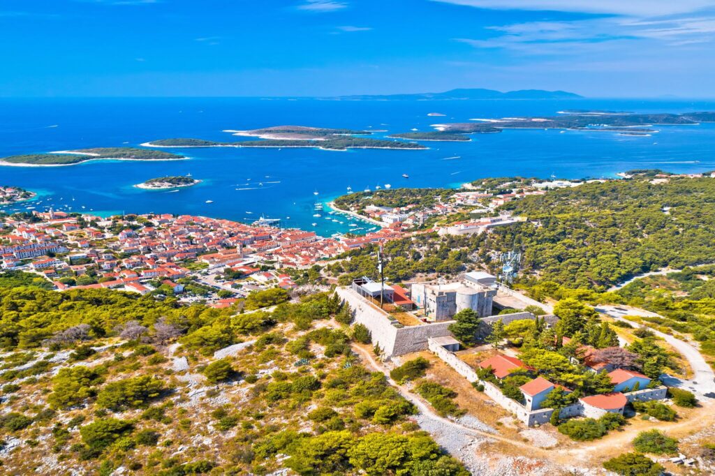 Elbűvölő tengerparti óvárosok és csodás fürdőhelyek ‒ Közép-Dalmácia kifogyhatatlan kincsesládája