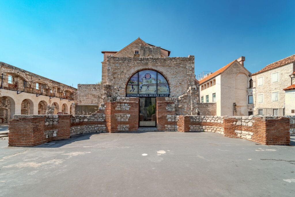 Elbűvölő tengerparti óvárosok és csodás fürdőhelyek ‒ Közép-Dalmácia kifogyhatatlan kincsesládája