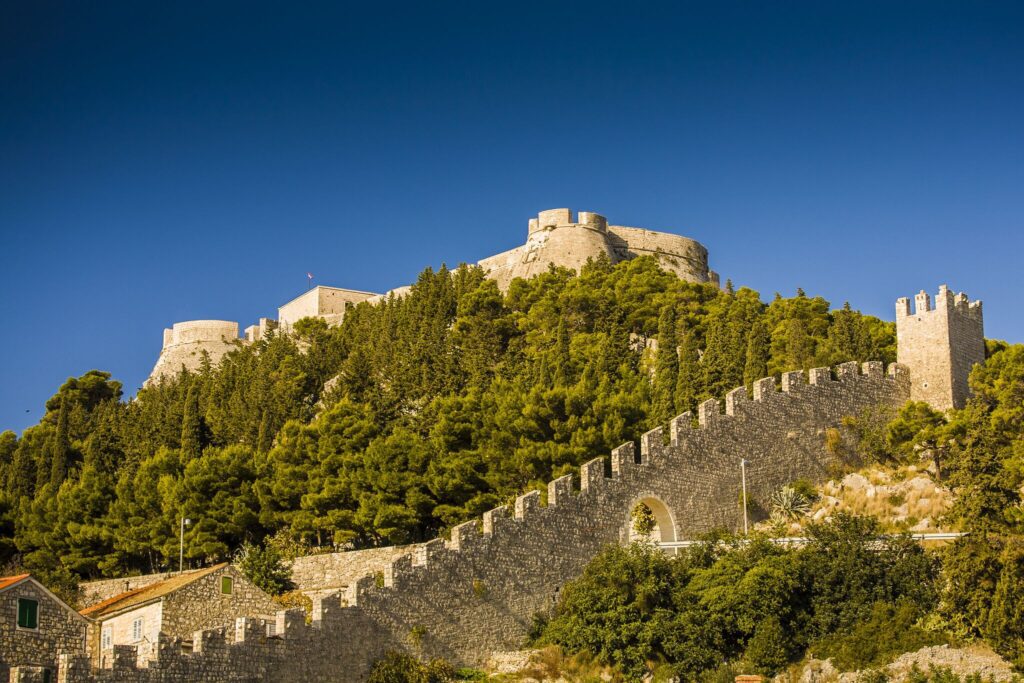 Elbűvölő tengerparti óvárosok és csodás fürdőhelyek ‒ Közép-Dalmácia kifogyhatatlan kincsesládája