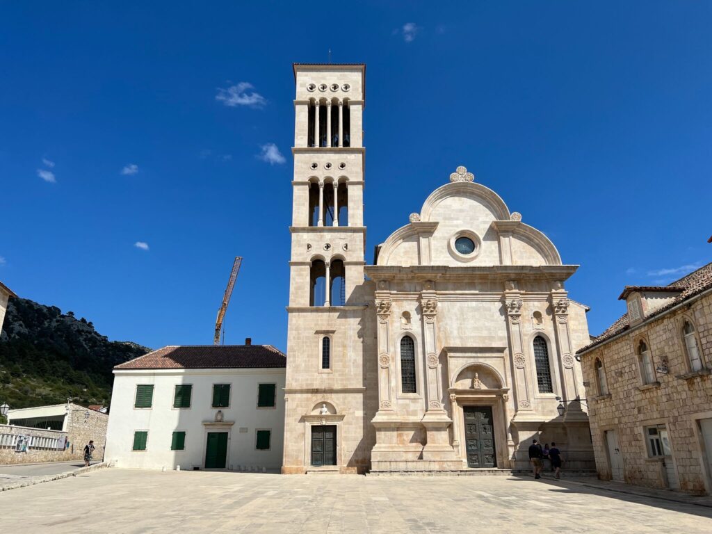Elbűvölő tengerparti óvárosok és csodás fürdőhelyek ‒ Közép-Dalmácia kifogyhatatlan kincsesládája