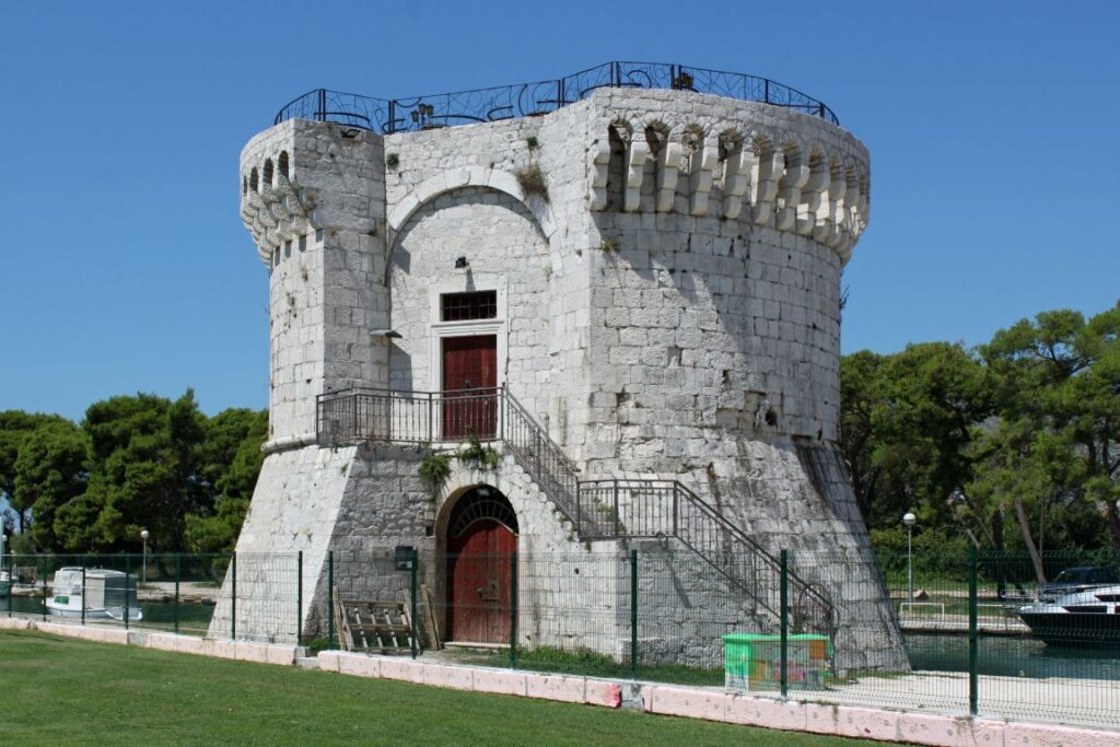 Elbűvölő tengerparti óvárosok és csodás fürdőhelyek ‒ Közép-Dalmácia kifogyhatatlan kincsesládája