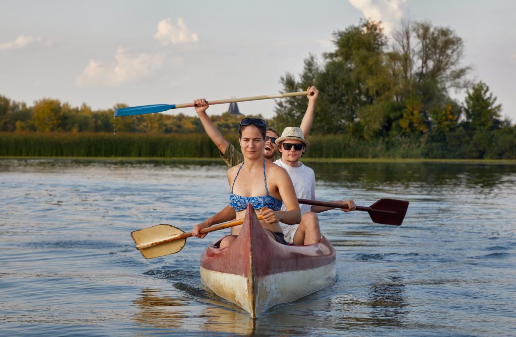 Vízben álló kilátótorony és kenguru-simogatás ‒ a Tisza-tónál szerzett élmények nem lesznek tiszavirág életűek!
