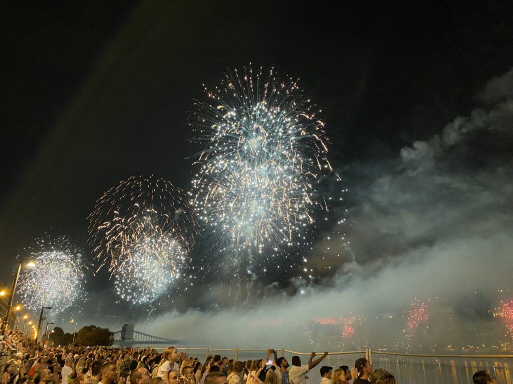 Programok és szállások felnőtteknek, gyerekeknek Budapesten augusztus 20-án