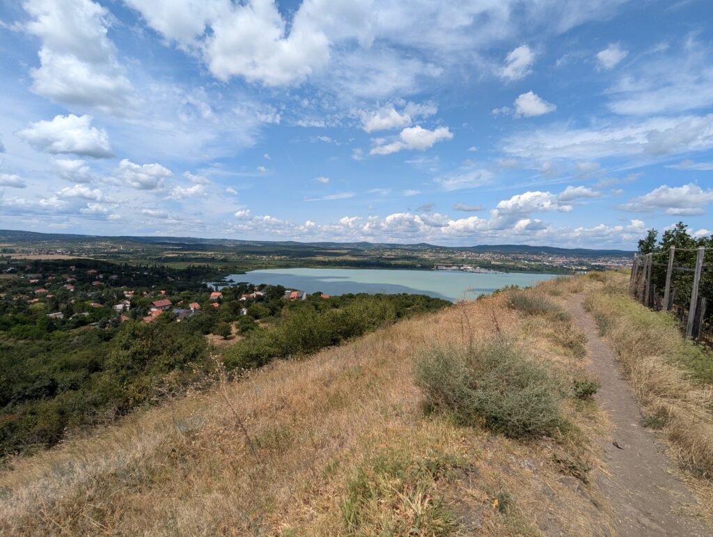 Misztikus időutazás a Balatonnál – Fedezd fel az 1000 éves tihanyi barátlakásokat!