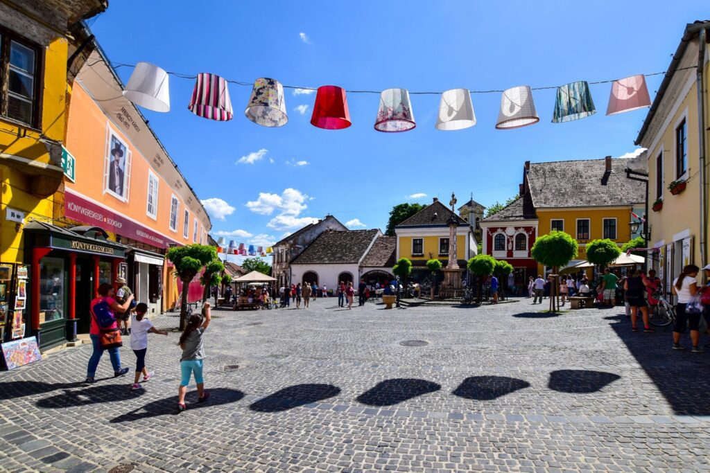Ez Szentendre: kisváros nagy történetekkel, príma lángossal, 10.000 macskakővel
