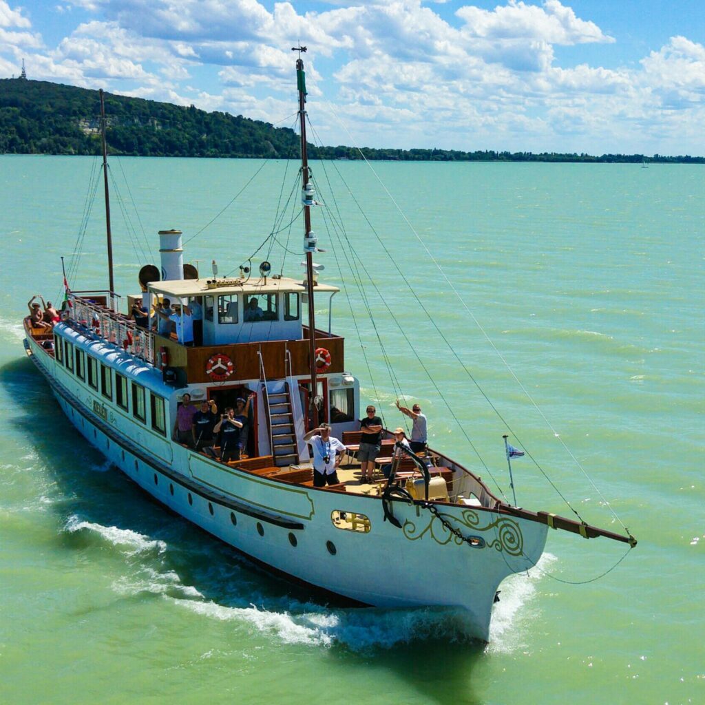 450+ lépcsőfok, panoráma, 100% Balaton – Vár a legendás Bujdosók lépcsője!
