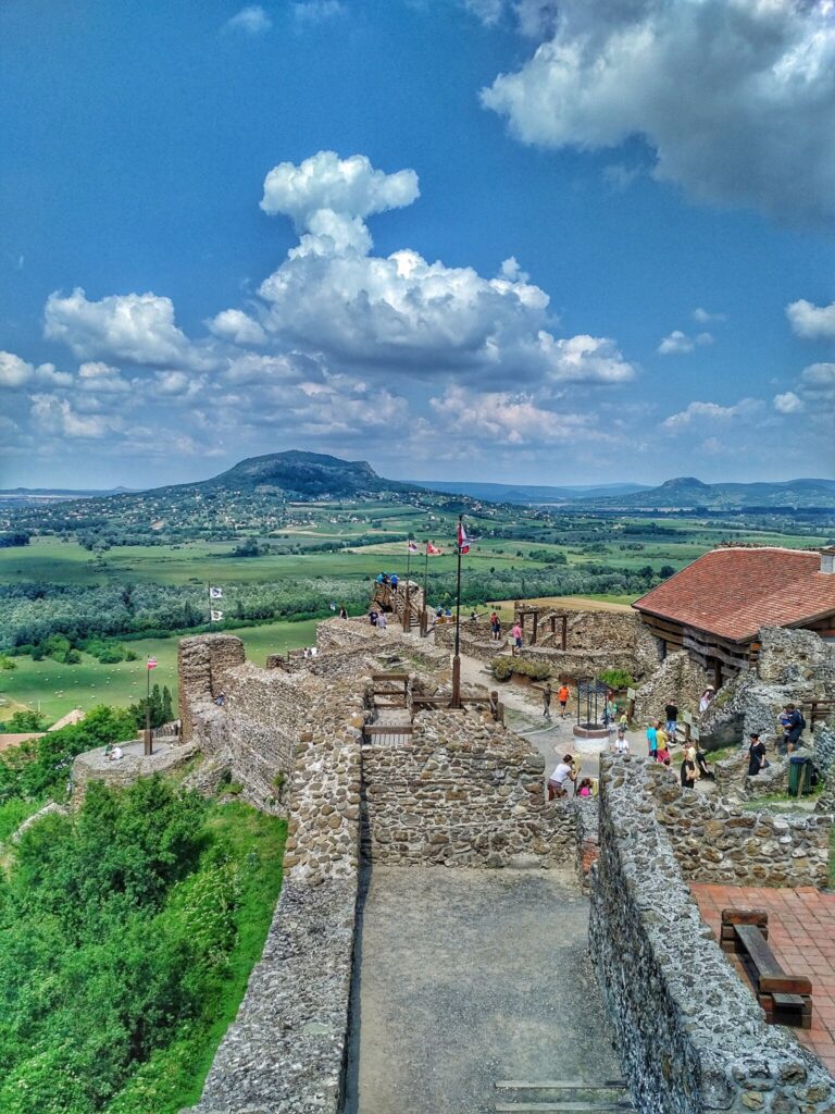 450+ lépcsőfok, panoráma, 100% Balaton – Vár a legendás Bujdosók lépcsője!