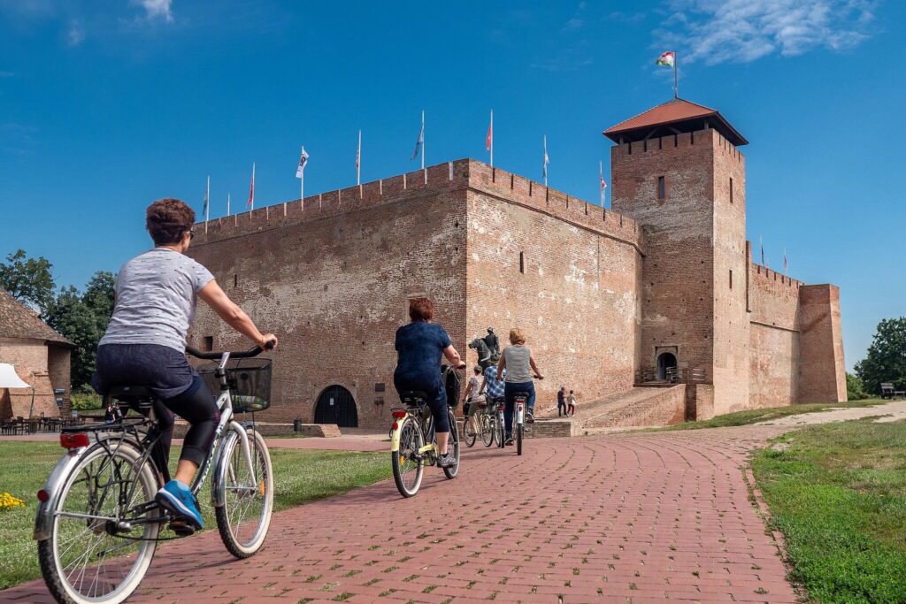 Lenyűgöz, elvarázsol, megnevettet – Elstartolt a Gyulai Várszínház 62. nyári évada