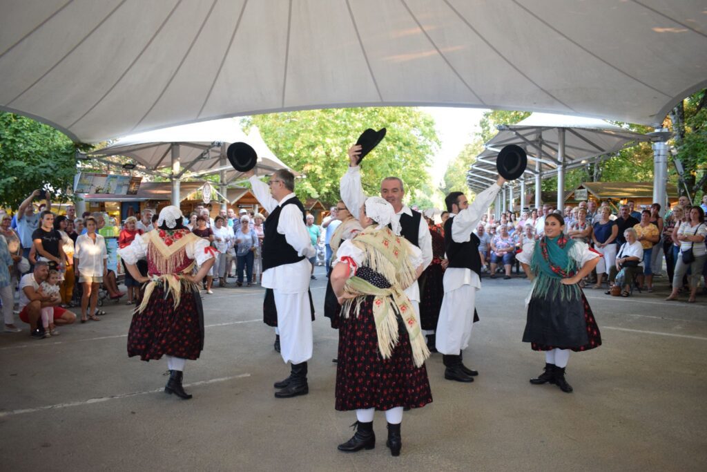 Szüreti napok, fesztiválok, felvonulások és bálok kínálnak szuper kikapcsolódást a család minden tagja számára.