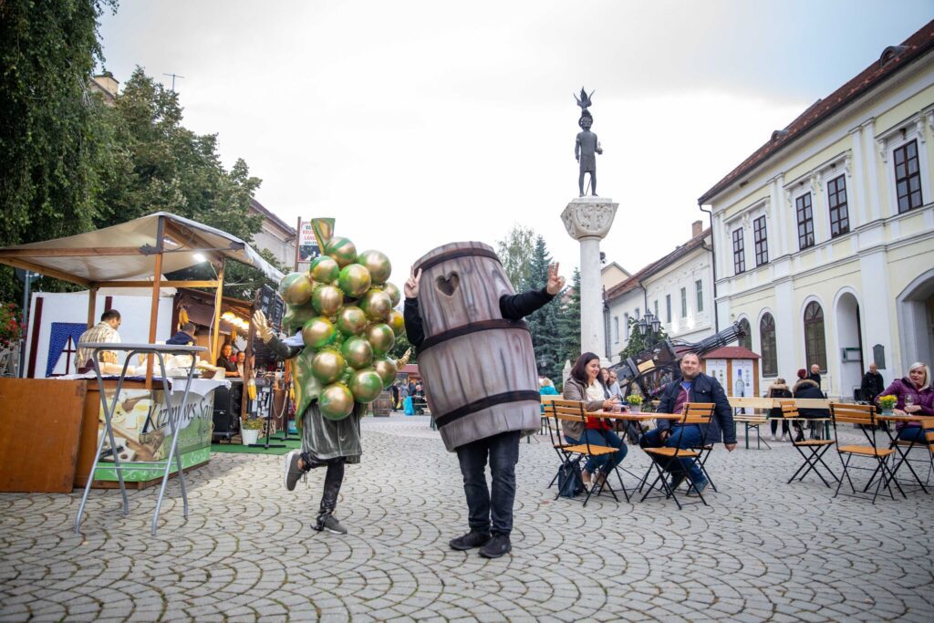 Szüreti napok, fesztiválok, felvonulások és bálok kínálnak szuper kikapcsolódást a család minden tagja számára.