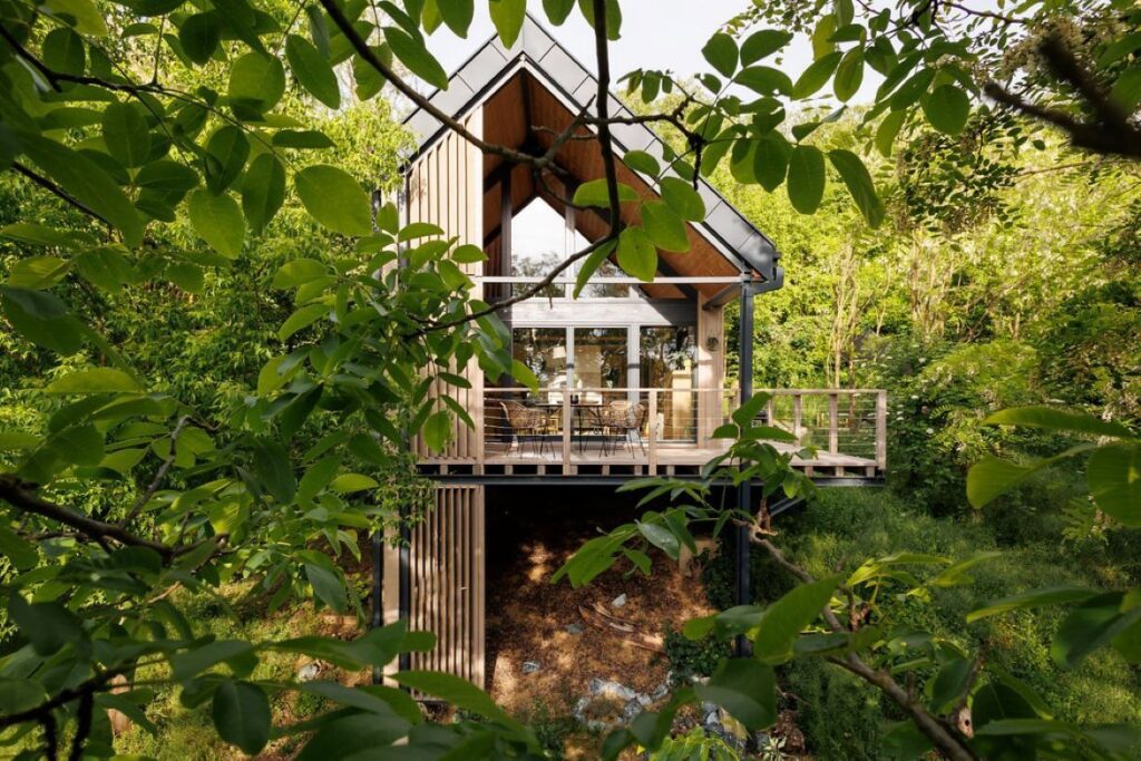 A nagy üvegfelületeknek köszönhetően megszűnik a határ a bent és kint között, az ember egynek érezheti magát a természettel.