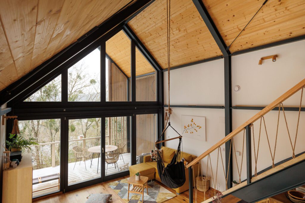 A nagy üvegfelületeknek köszönhetően megszűnik a határ a bent és kint között, az ember egynek érezheti magát a természettel.