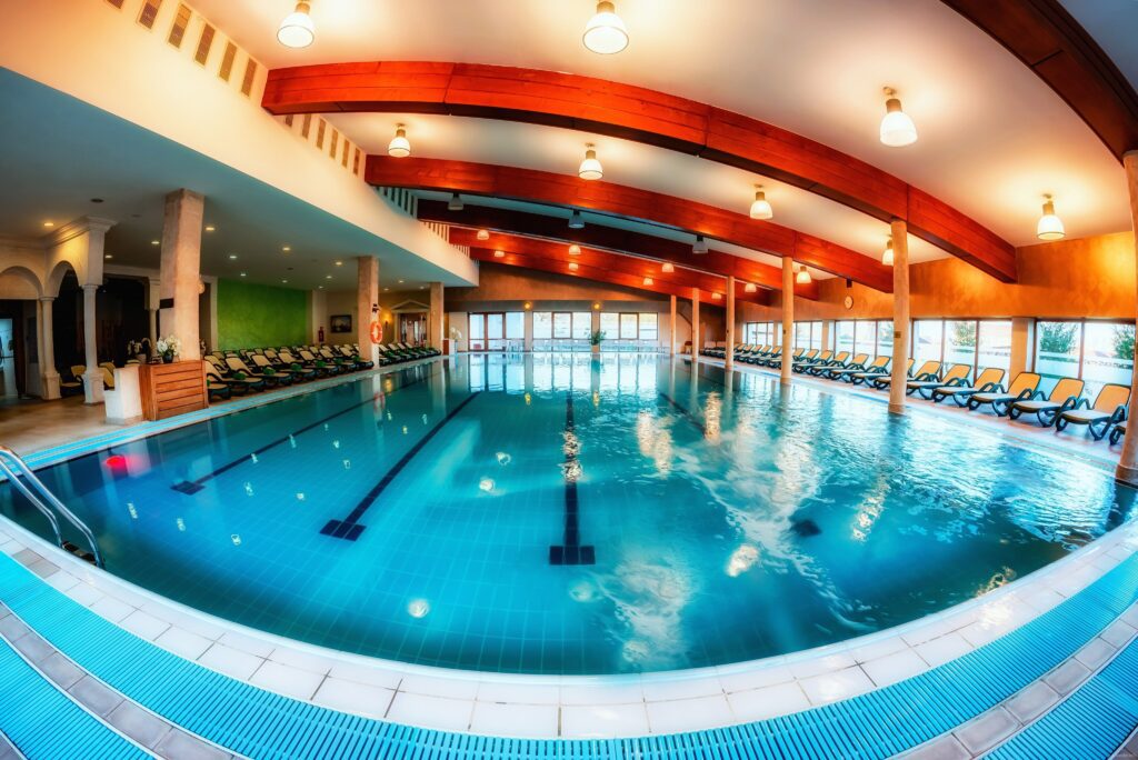 Repülj 1 órát a hegyek ölelésébe! Top 10 erdélyi wellness szállás kirándulástippekkel