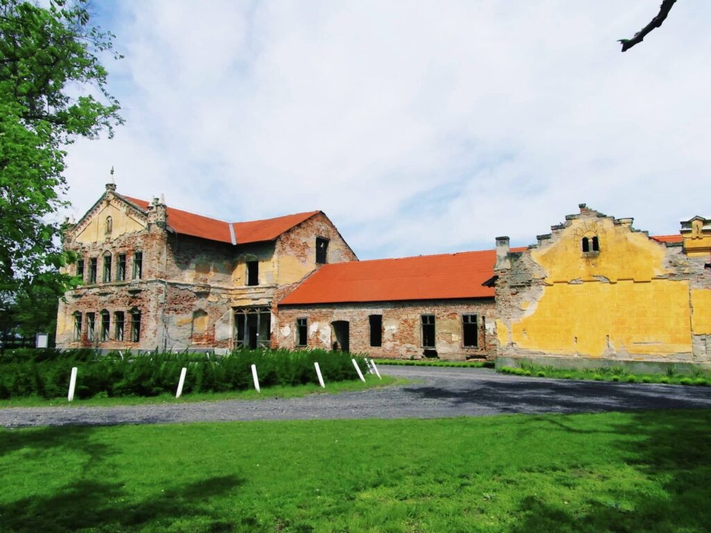 Csak bátraknak! Ezek a leghátborzongatóbb szellemkastélyok Magyarországon