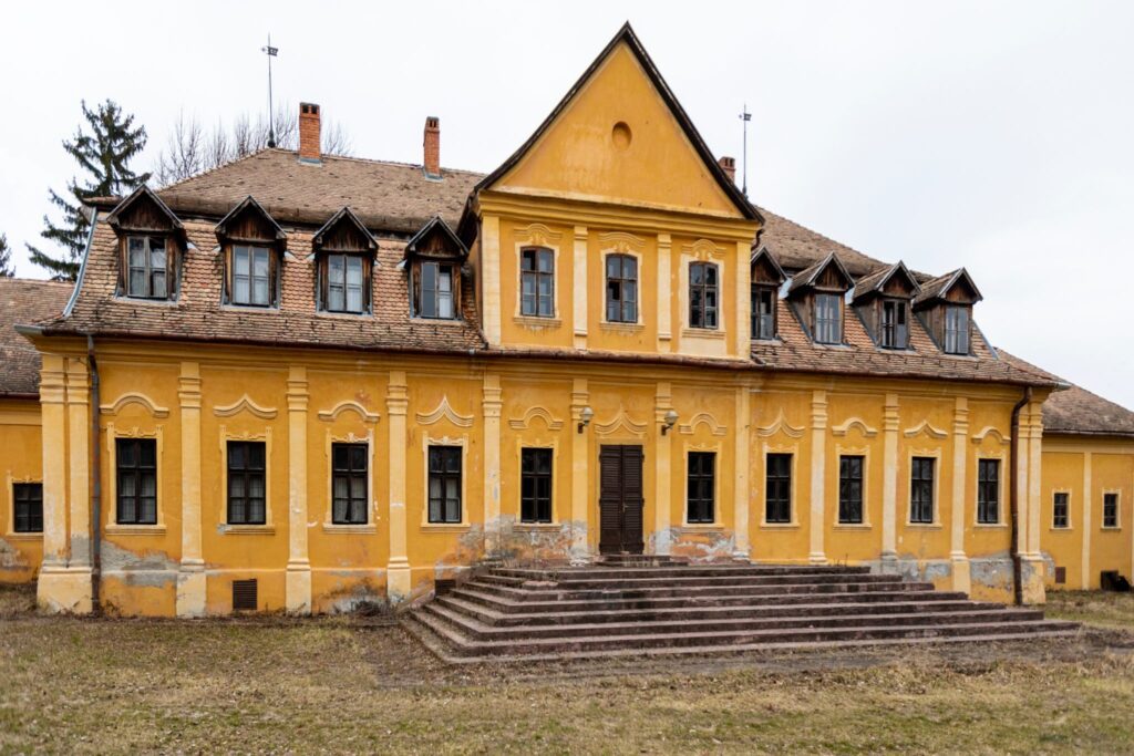 Csak bátraknak! Ezek a leghátborzongatóbb szellemkastélyok Magyarországon
