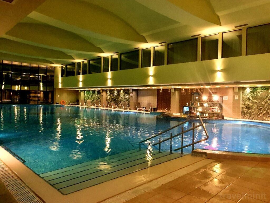 Repülj 1 órát a hegyek ölelésébe! Top 10 erdélyi wellness szállás kirándulástippekkel