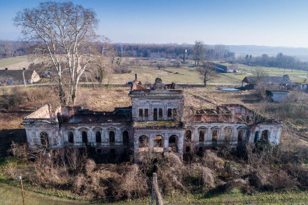 Csak bátraknak! Ezek a leghátborzongatóbb szellemkastélyok Magyarországon
