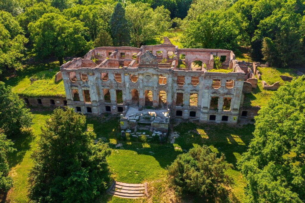 Csak bátraknak! Ezek a leghátborzongatóbb szellemkastélyok Magyarországon