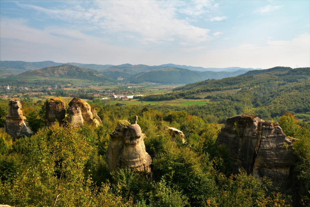 Sárkányok kertje: Mítoszok, sziklák és túra az erdélyi dombok között
