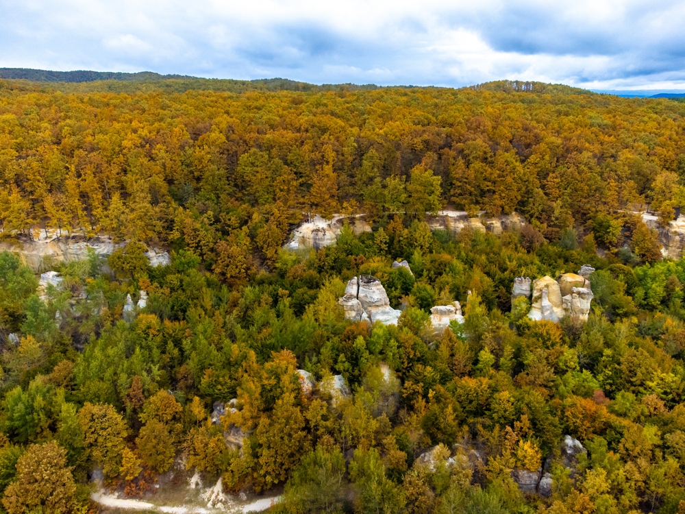 Sárkányok kertje: Mítoszok, sziklák és túra az erdélyi dombok között