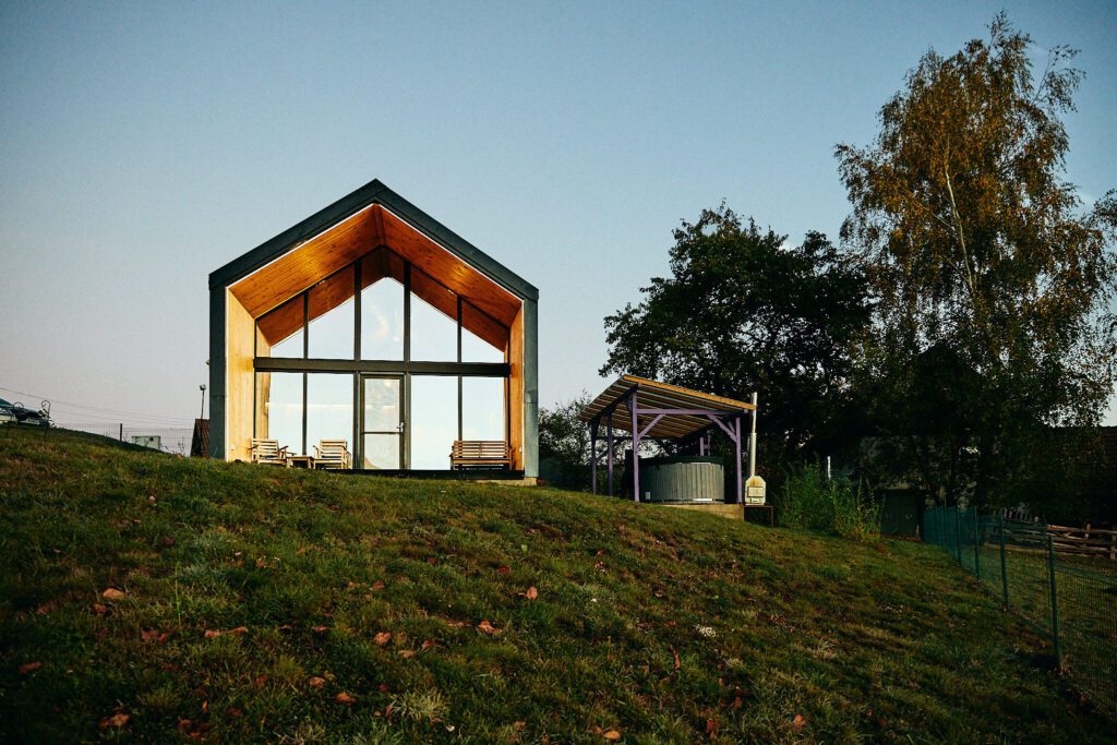 Repülj 1 órát a hegyek ölelésébe! Top 10 erdélyi wellness szállás kirándulástippekkel