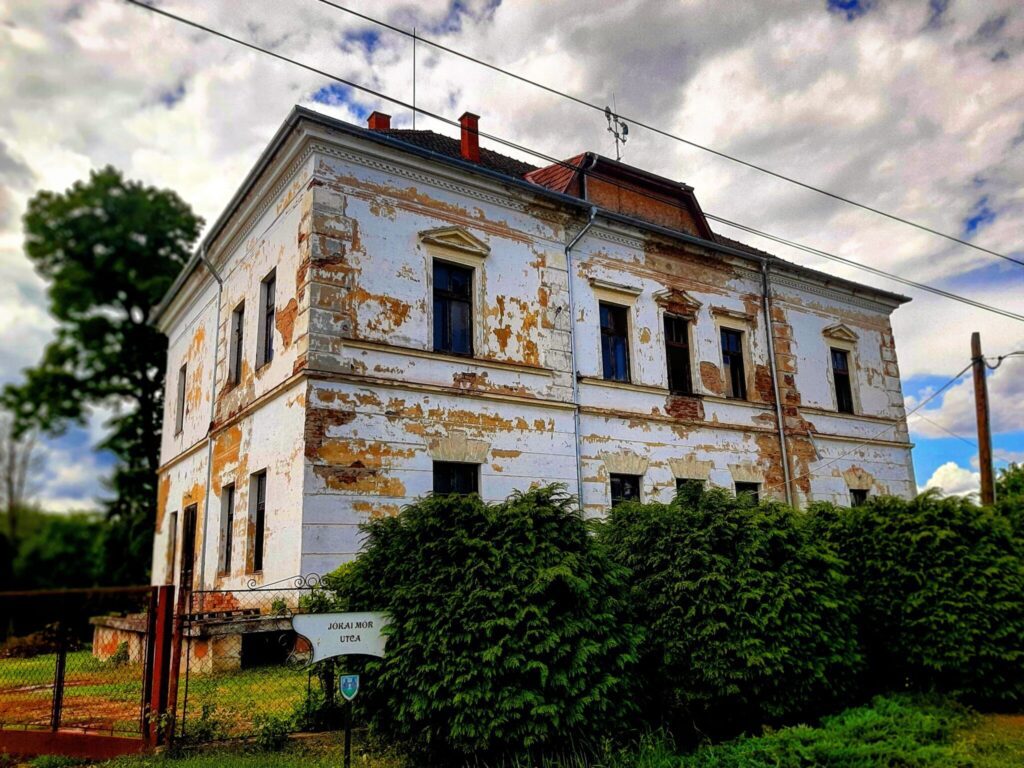 Csak bátraknak! Ezek a leghátborzongatóbb szellemkastélyok Magyarországon