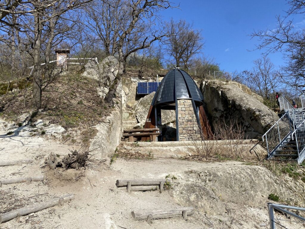 Rejtélyes kőoszlopok és ősi legendák – Így fedezd fel a szomolyai kaptárköveket