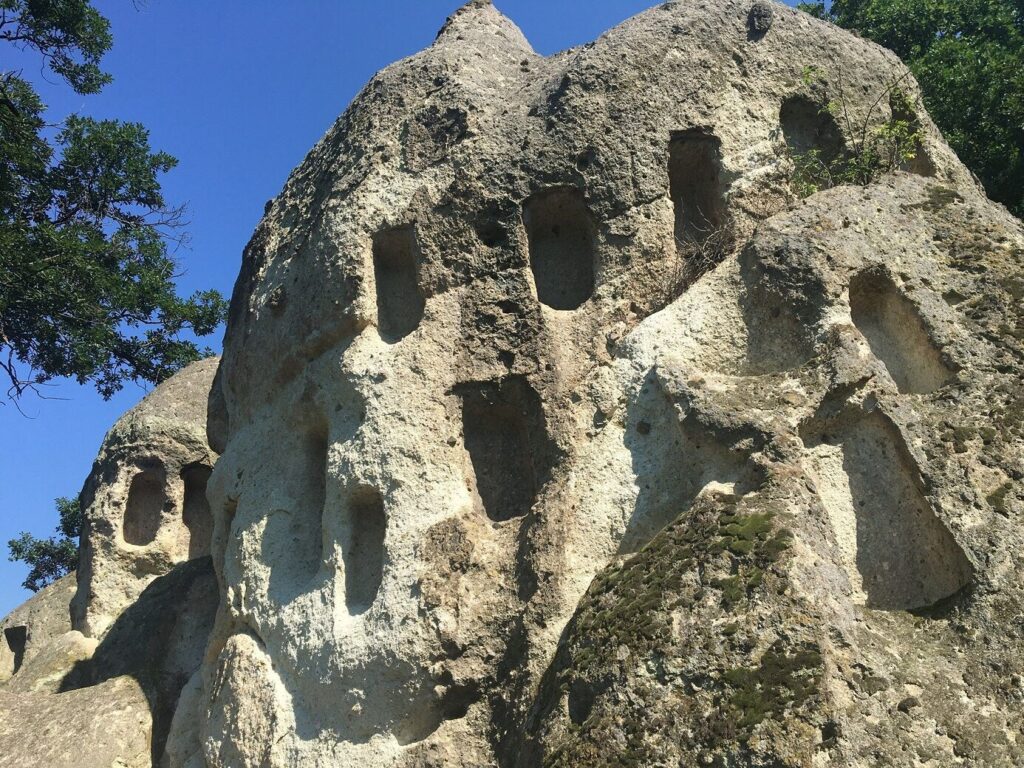 Rejtélyes kőoszlopok és ősi legendák – Így fedezd fel a szomolyai kaptárköveket
