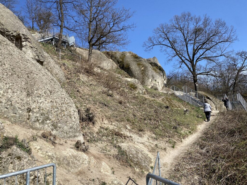 Rejtélyes kőoszlopok és ősi legendák – Így fedezd fel a szomolyai kaptárköveket