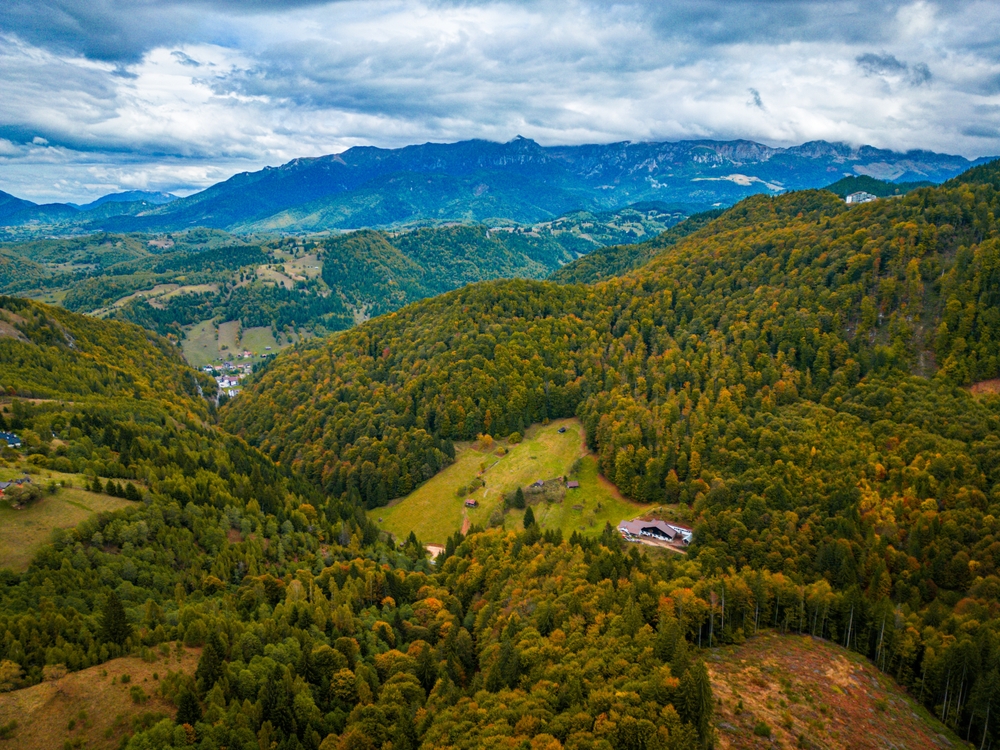 Repülj 1 órát a hegyek ölelésébe! Top 10 erdélyi wellness szállás kirándulástippekkel