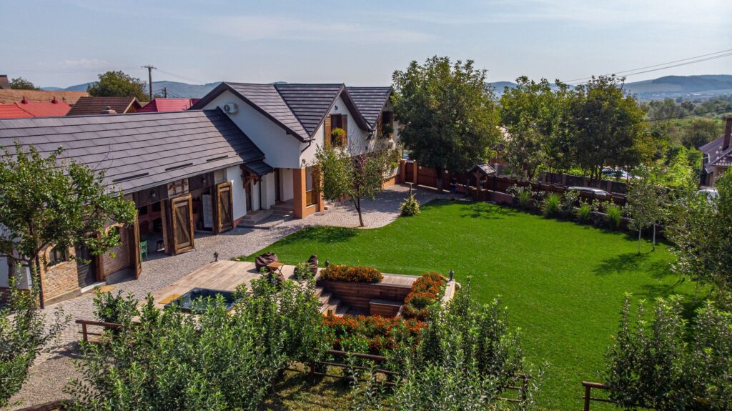 Repülj 1 órát a hegyek ölelésébe! Top 10 erdélyi wellness szállás kirándulástippekkel