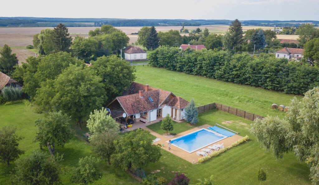 Csak bátraknak! Ezek a leghátborzongatóbb szellemkastélyok Magyarországon