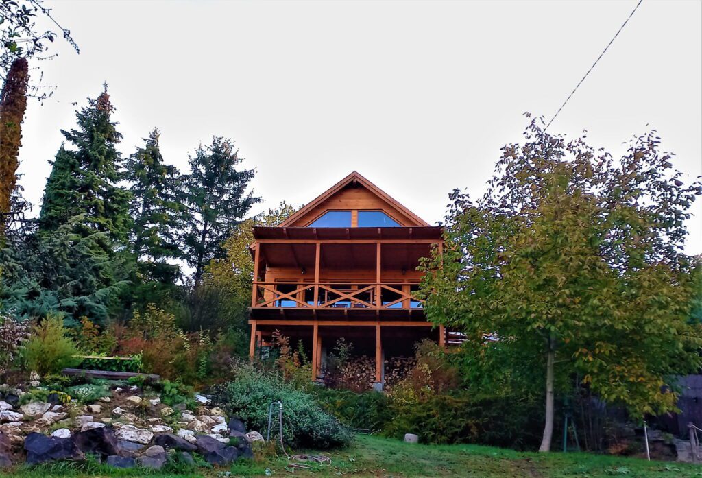 Mesébe illő falucska a hegyek és a Duna között: irány Zebegény!