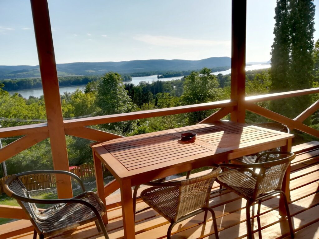 Mesébe illő falucska a hegyek és a Duna között: irány Zebegény!