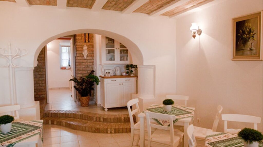 Lösz-szurdik tanösvények – Csontok, barlanglakások, bor és panoráma Szekszárdon  