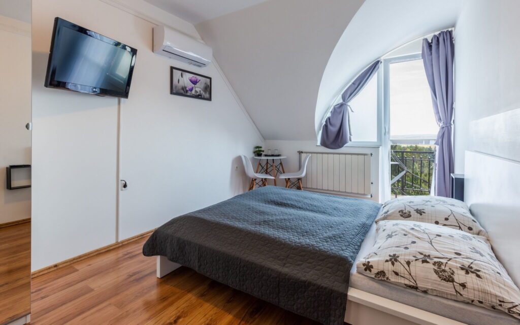 Mesébe illő falucska a hegyek és a Duna között: irány Zebegény!